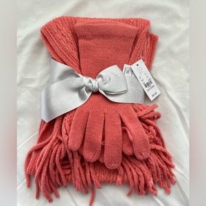 Amazing Coral NY & Company Women’s gloves and scarf set